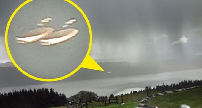 Turista immortala due UFO sopra il lago di Loch Ness