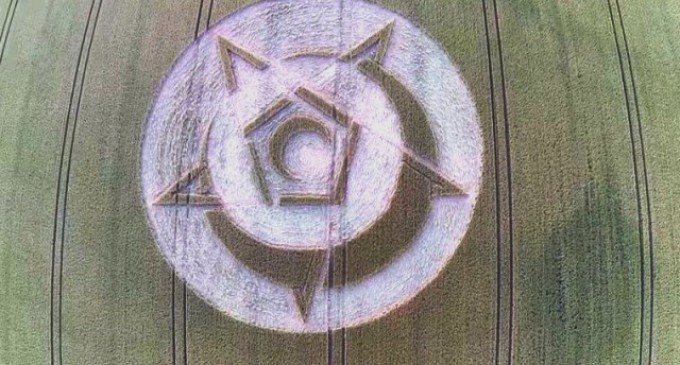 Crop Circle:  “Pentacolo di Luna Celtica” compare nei campi di Whispering Knights, Oxfordshire