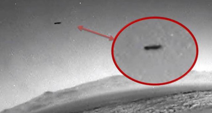 Marte: nuova fotografia scattata dal Rover Curiosity mostra un UFO solcare i cieli del pianeta rosso