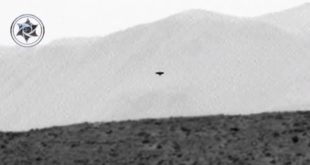 UFO Flying the surface of Mars1630