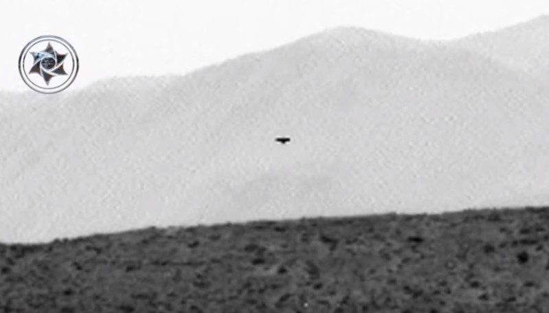 UFO Flying the surface of Mars1630