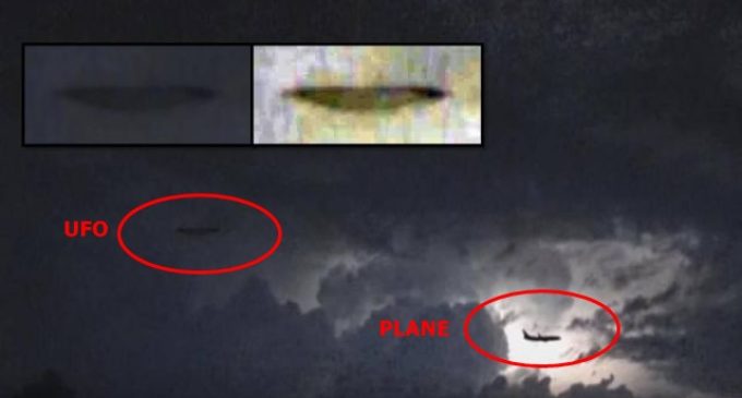 Un UFO si manifesta dietro un aereo di linea durante un violento temporale